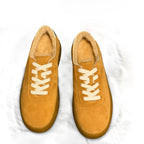 The new men's wool casual shoes are made of durable materials and are crafted from thick wool.