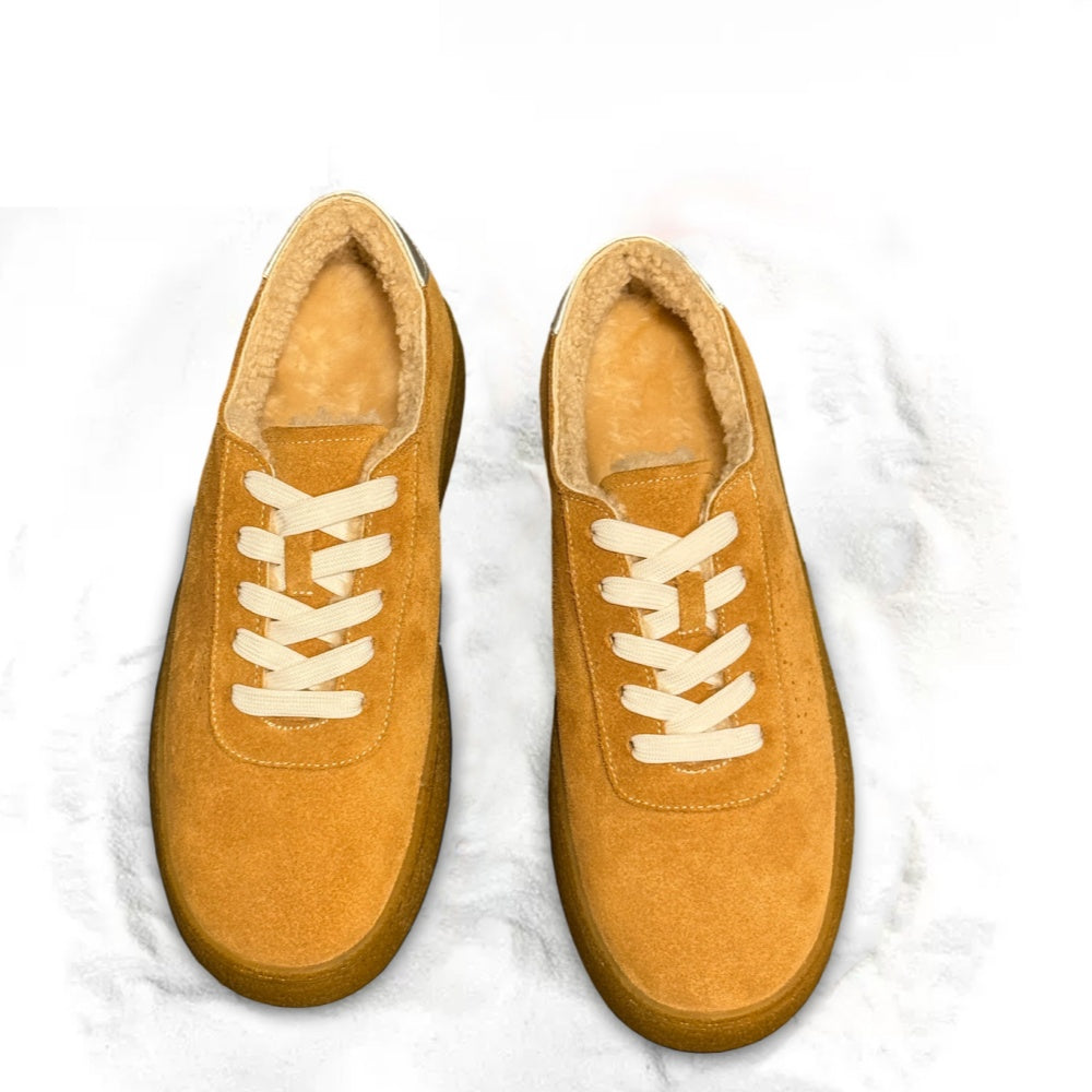 The new men's wool casual shoes are made of durable materials and are crafted from thick wool.