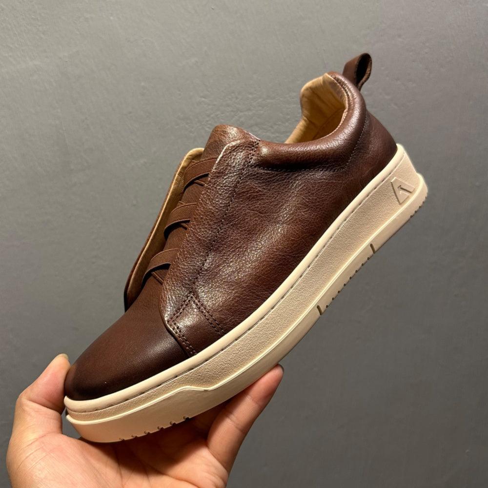 Leather-made sports shoes come in various styles, are lightweight and comfortable, and are fashionable.