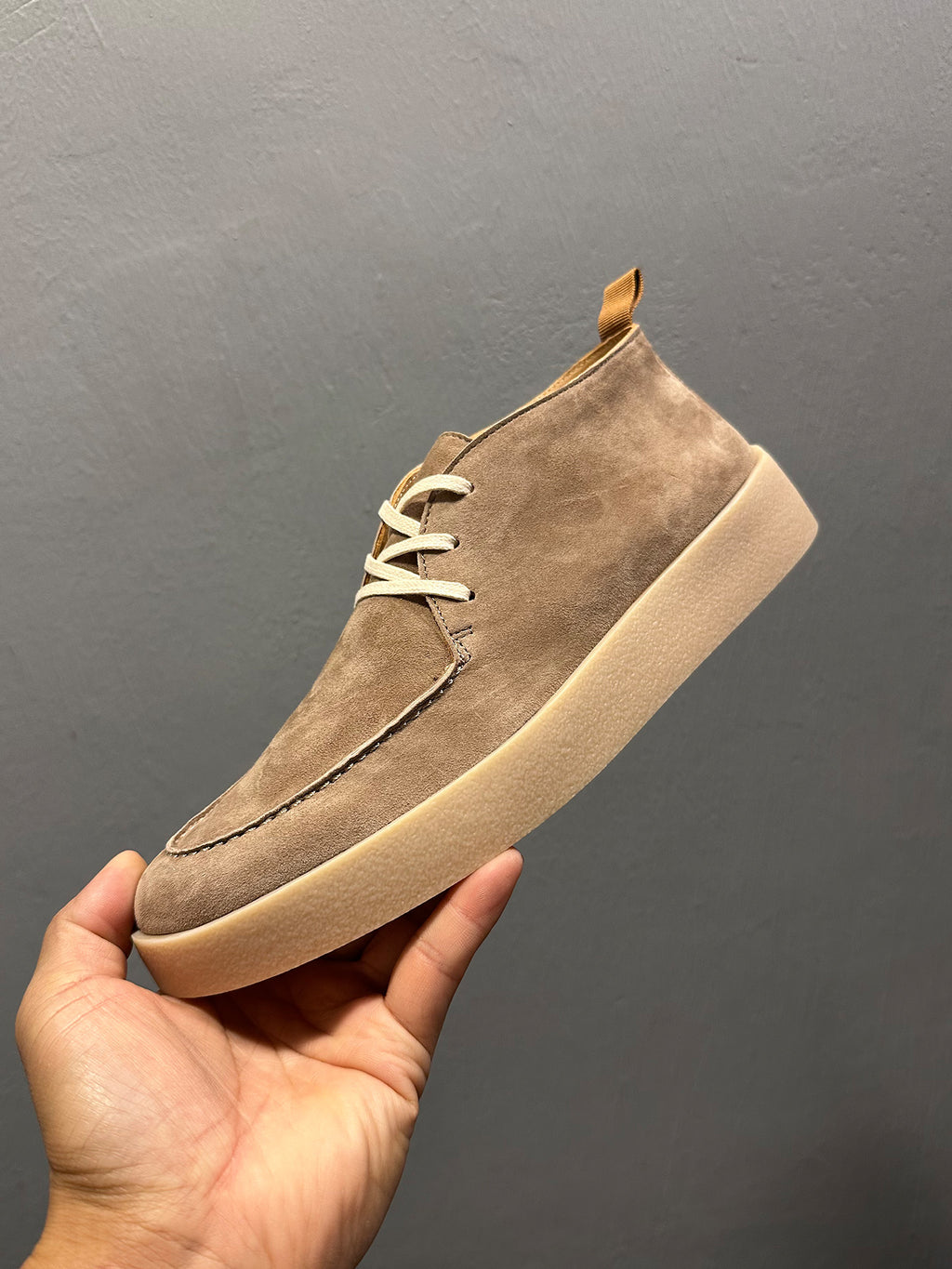 Men's high-top leather sports shoes, soft cowhide material casual shoes, comfortable and breathable upper.