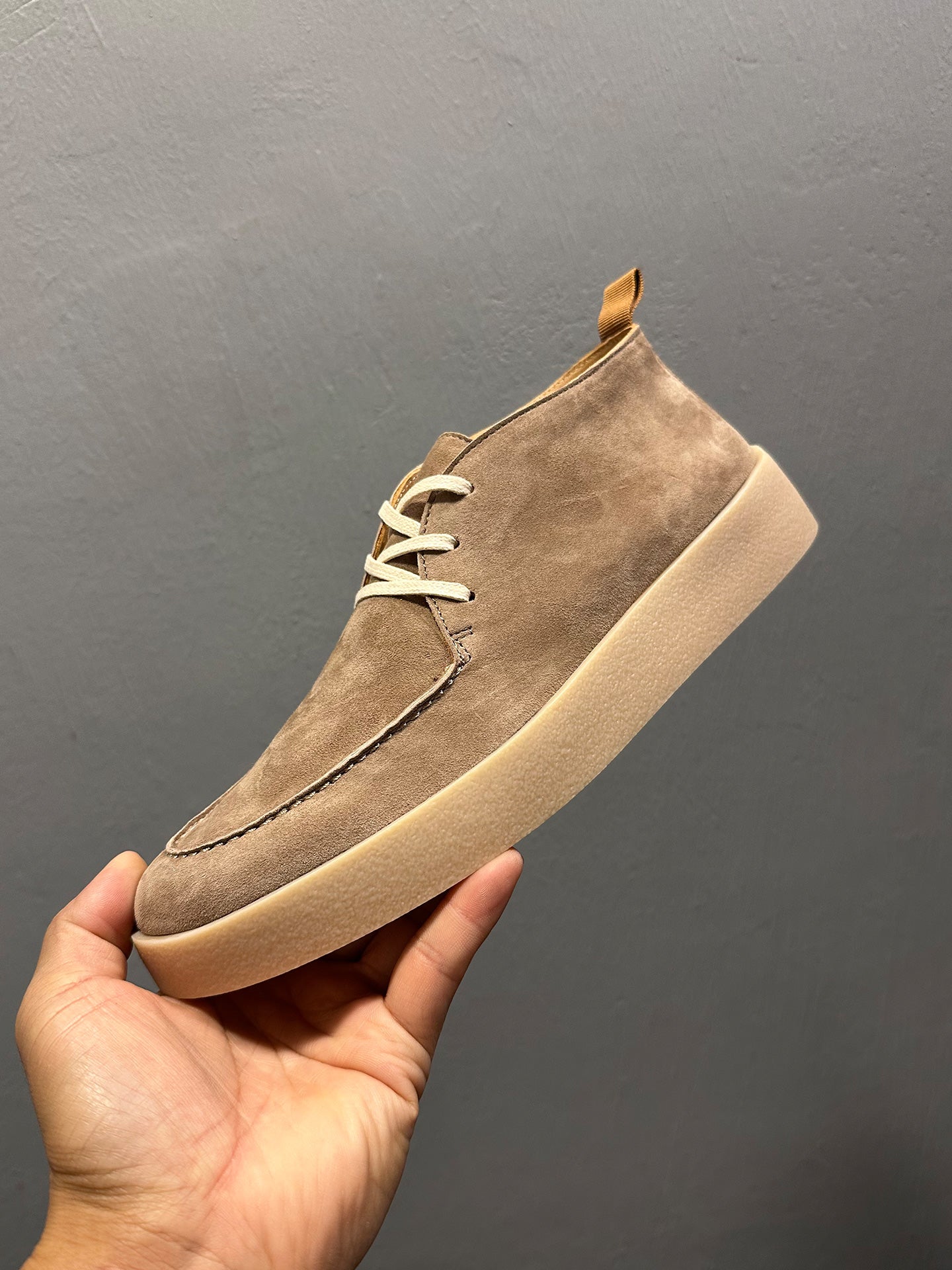 Men's high-top leather sports shoes, soft cowhide material casual shoes, comfortable and breathable upper.