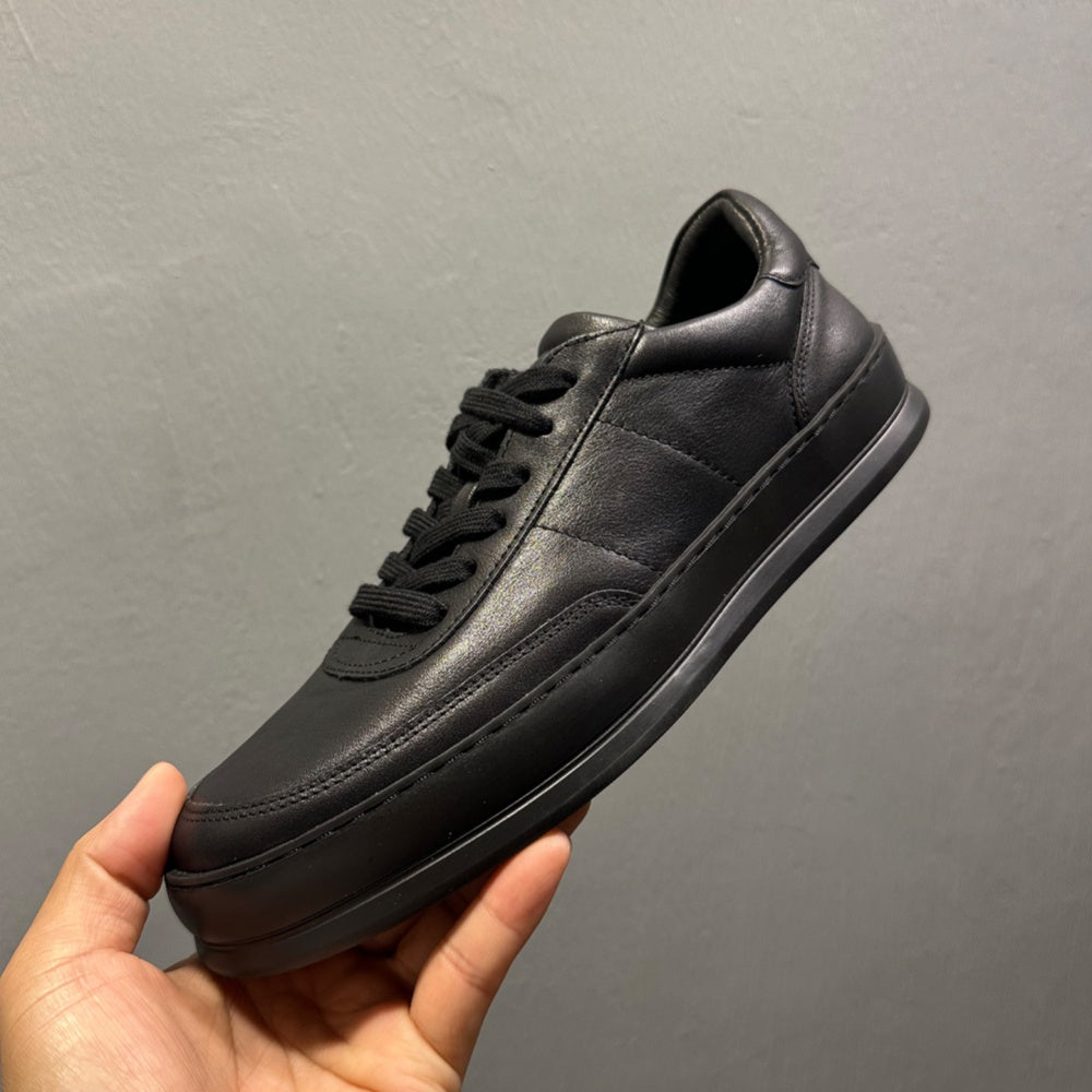 Made of leather material. Soft and comfortable casual shoes with elastic soles. Leather shoes