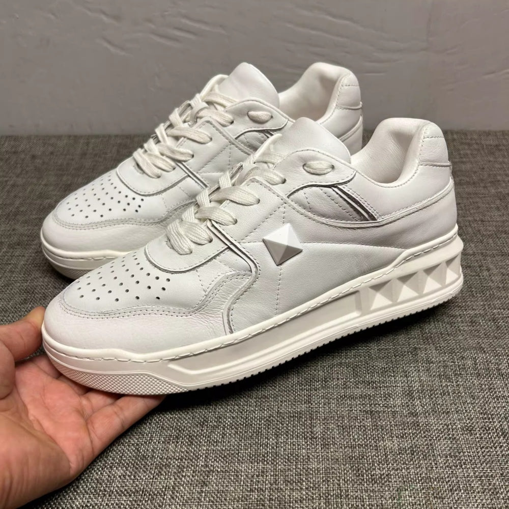 Made of high-quality leather, this is a suitable casual shoe for men and a fashionable low-top sports shoe.