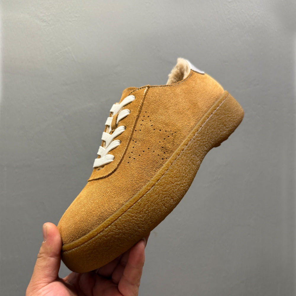 The new men's wool casual shoes are made of durable materials and are crafted from thick wool.