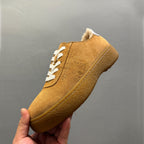 The new men's wool casual shoes are made of durable materials and are crafted from thick wool.