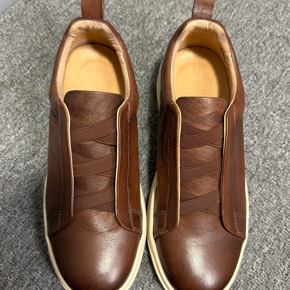 Leather-made sports shoes come in various styles, are lightweight and comfortable, and are fashionable.