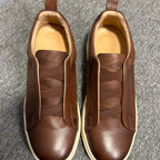 Leather-made sports shoes come in various styles, are lightweight and comfortable, and are fashionable.