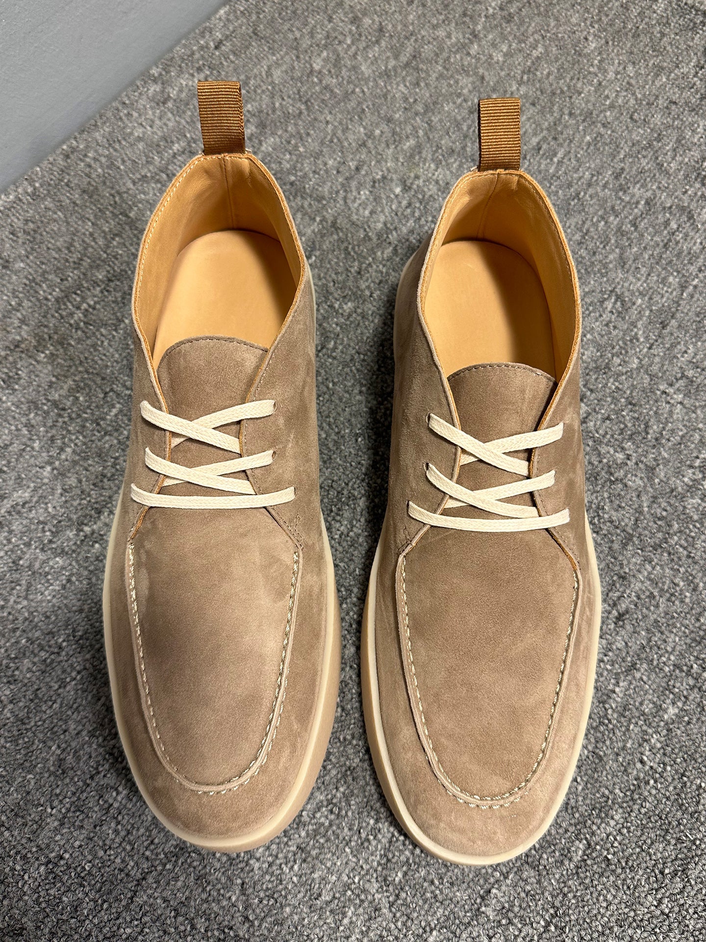 Men's high-top leather sports shoes, soft cowhide material casual shoes, comfortable and breathable upper.