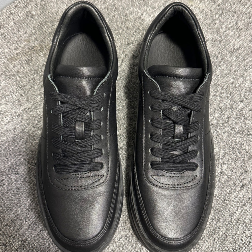 Made of leather material. Soft and comfortable casual shoes with elastic soles. Leather shoes