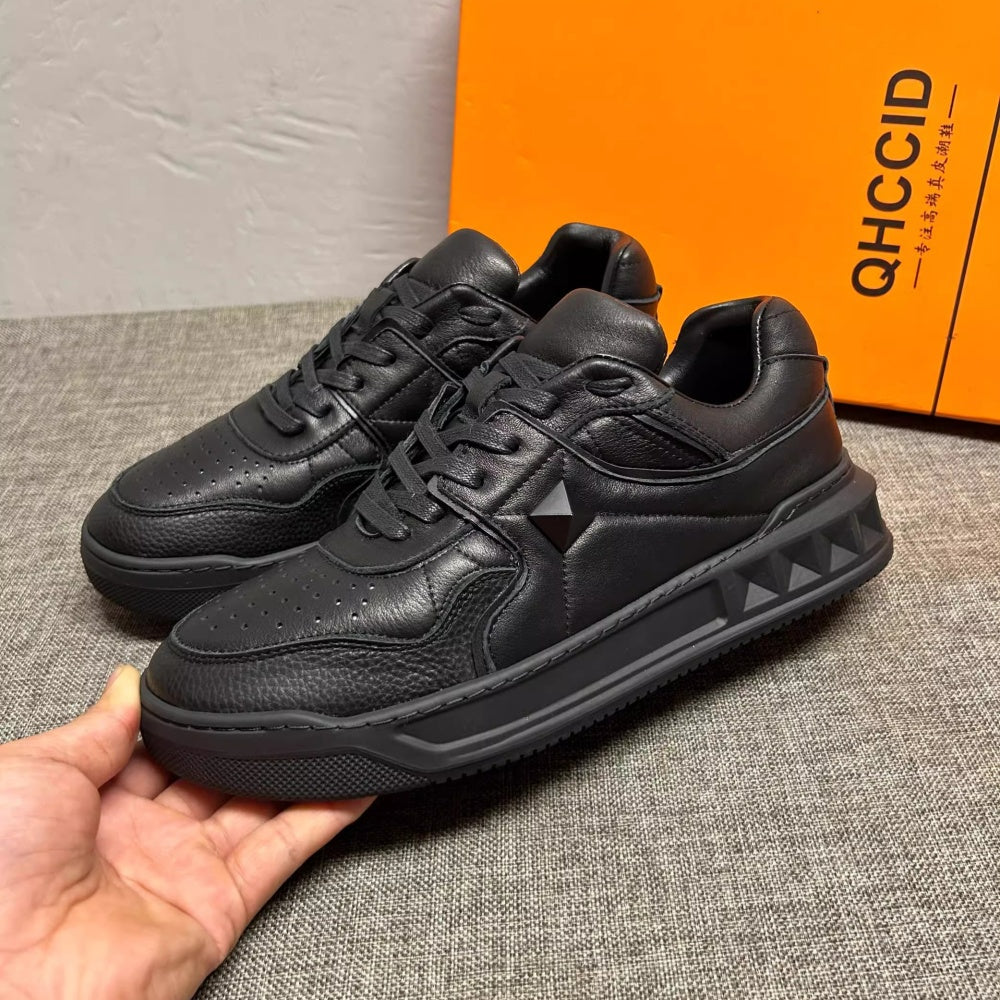 Made of high-quality leather, this is a suitable casual shoe for men and a fashionable low-top sports shoe.