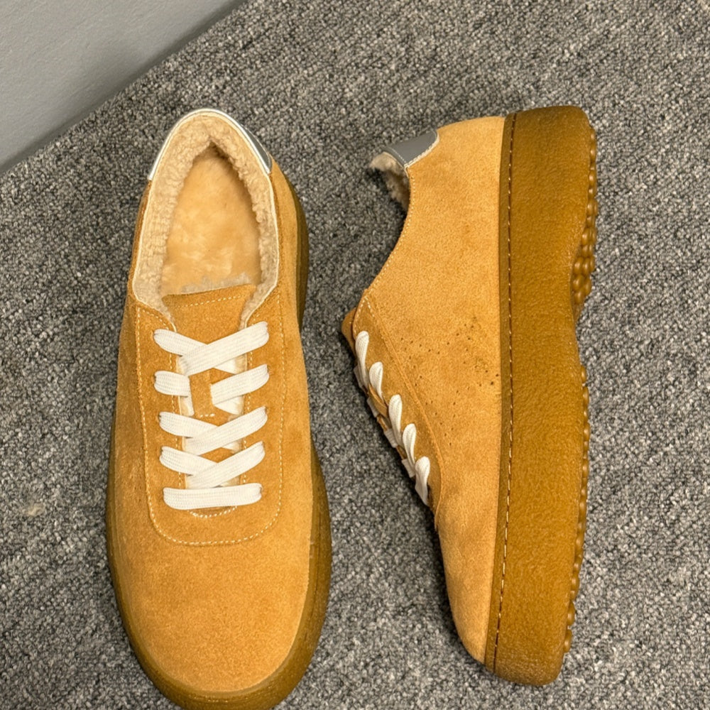 The new men's wool casual shoes are made of durable materials and are crafted from thick wool.