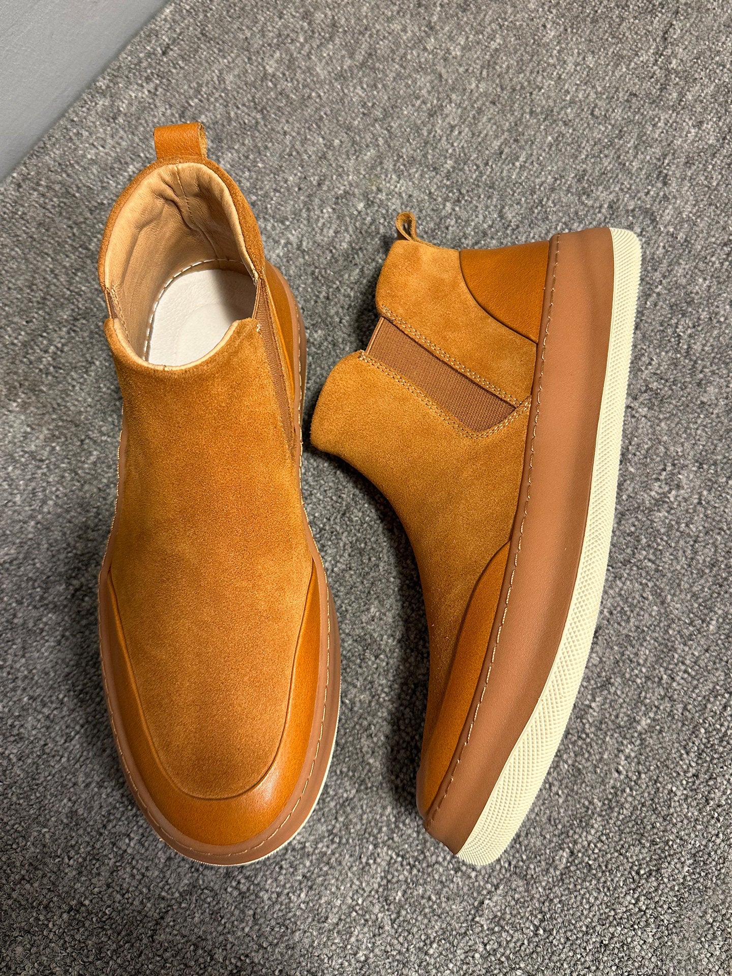 This Chelsea boot has a retro style and is both fashionable and beautiful. It is a warm, high-top boot.