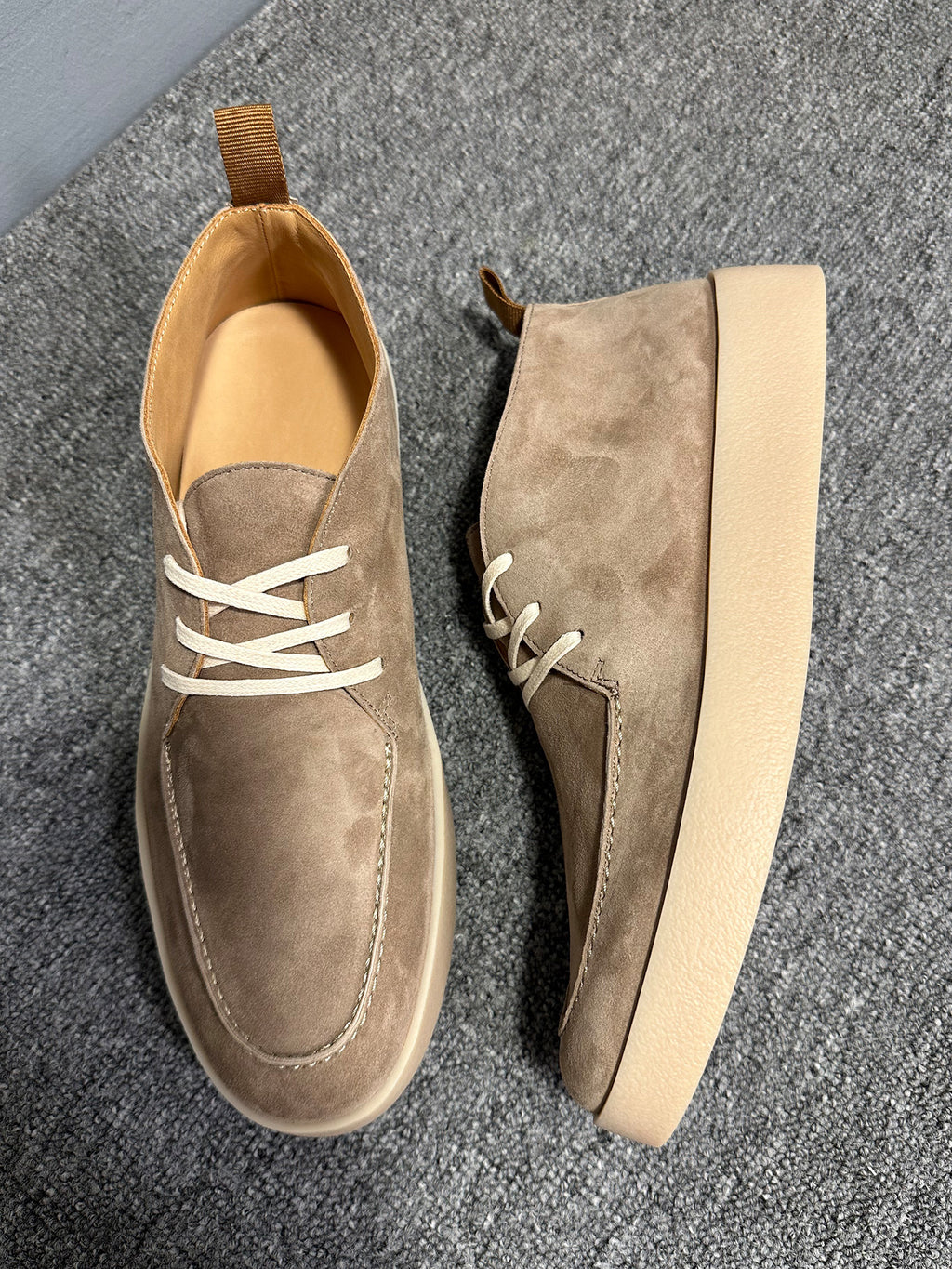 Men's high-top leather sports shoes, soft cowhide material casual shoes, comfortable and breathable upper.