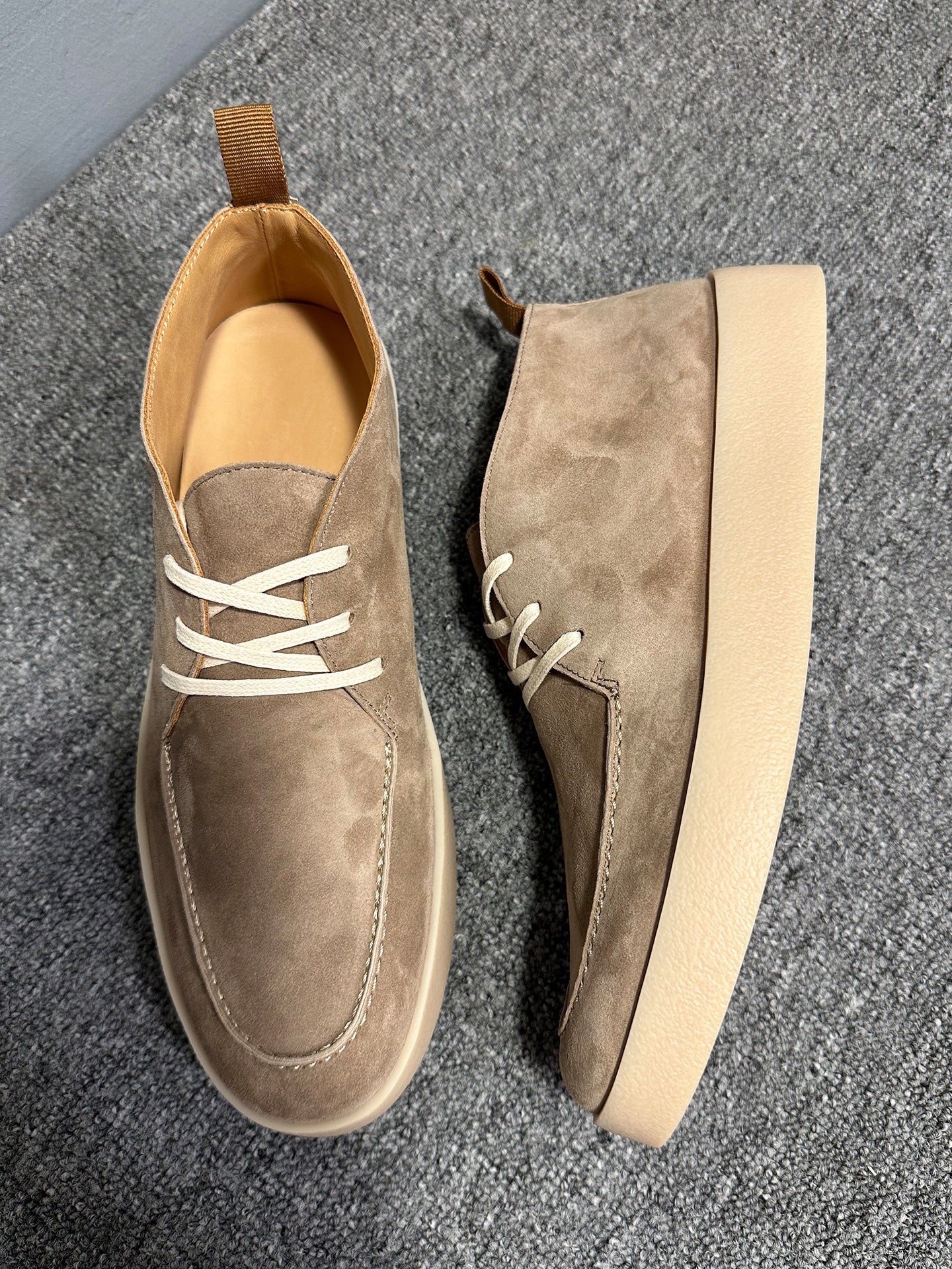 Men's high-top leather sports shoes, soft cowhide material casual shoes, comfortable and breathable upper.