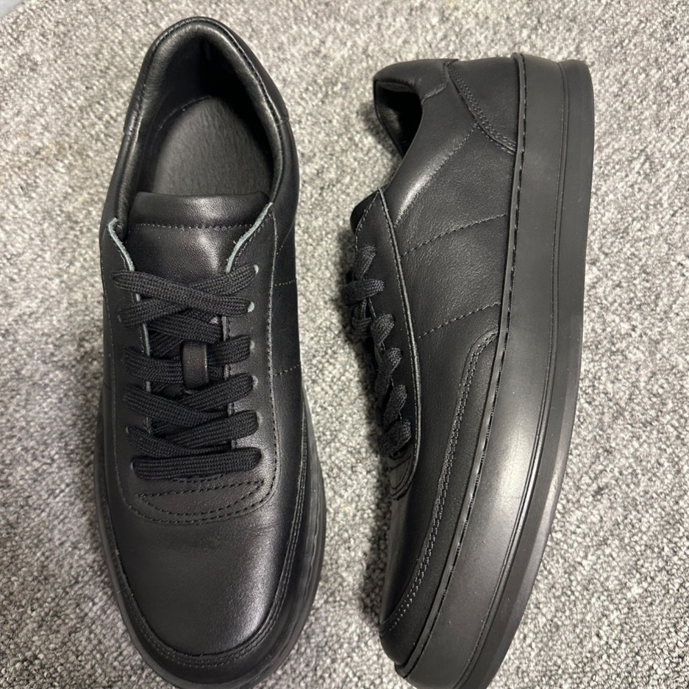 Made of leather material. Soft and comfortable casual shoes with elastic soles. Leather shoes
