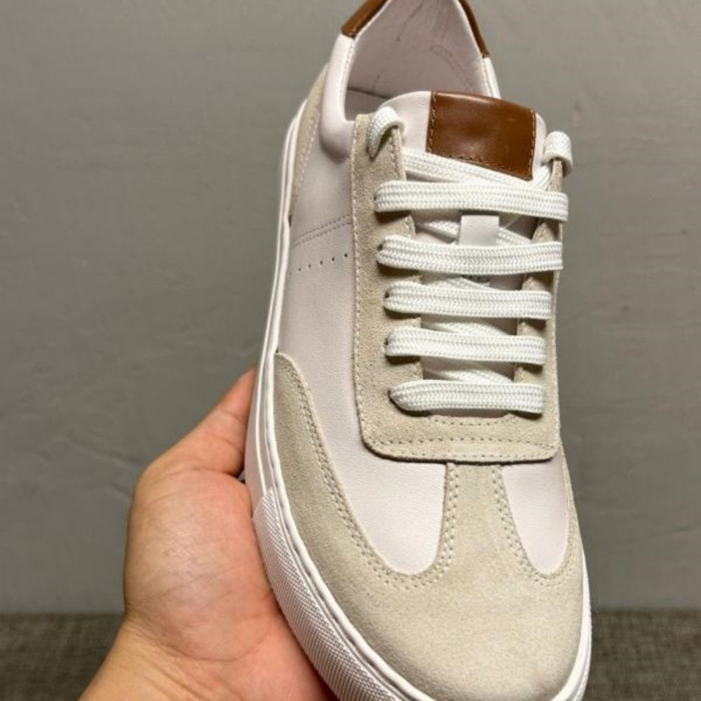 New white leather sports shoes, stylish and casual. Men's low-top breathable shoes.