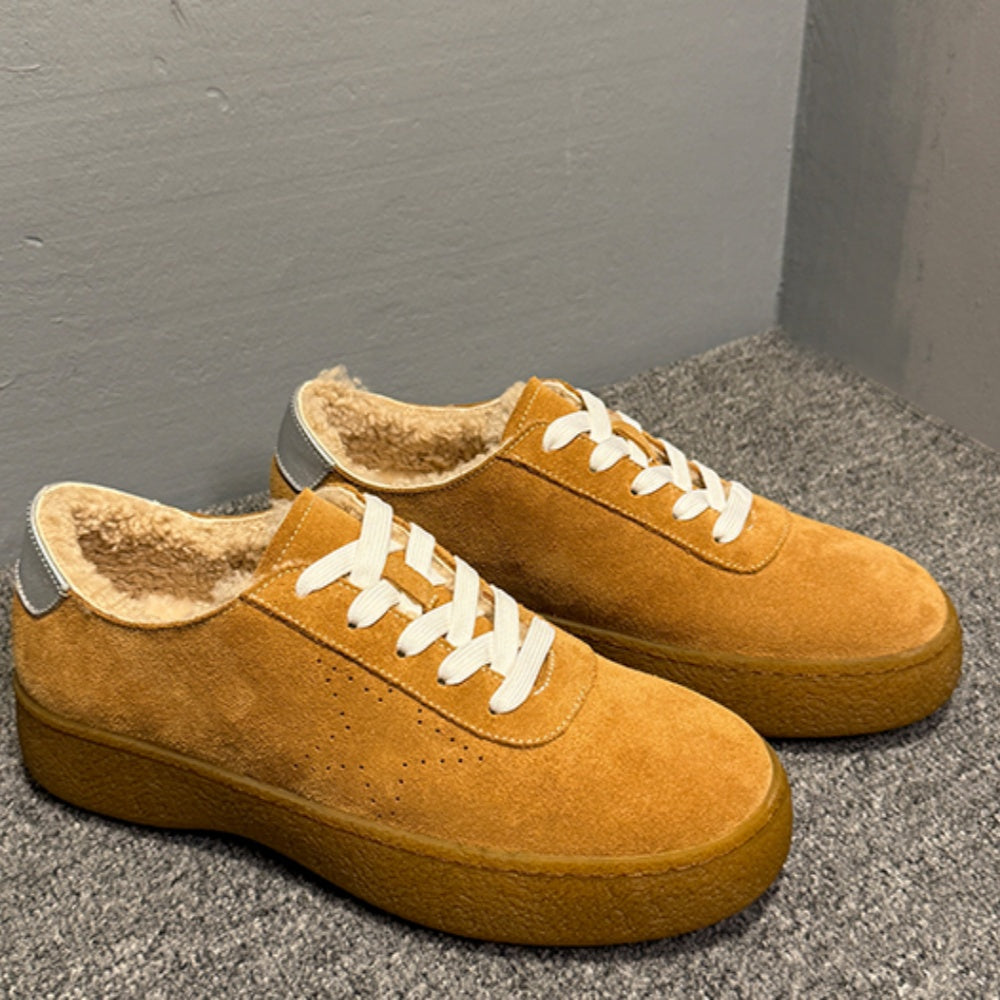 The new men's wool casual shoes are made of durable materials and are crafted from thick wool.
