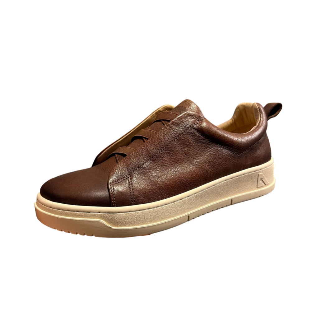 Leather-made sports shoes come in various styles, are lightweight and comfortable, and are fashionable.