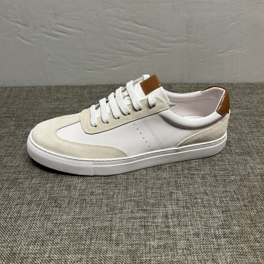 New white leather sports shoes, stylish and casual. Men's low-top breathable shoes.