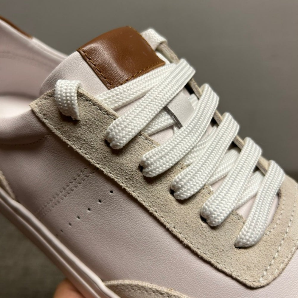 New white leather sports shoes, stylish and casual. Men's low-top breathable shoes.