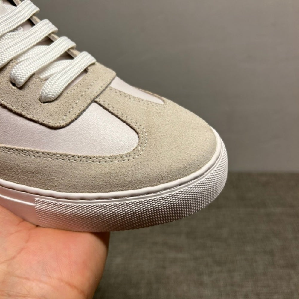 New white leather sports shoes, stylish and casual. Men's low-top breathable shoes.