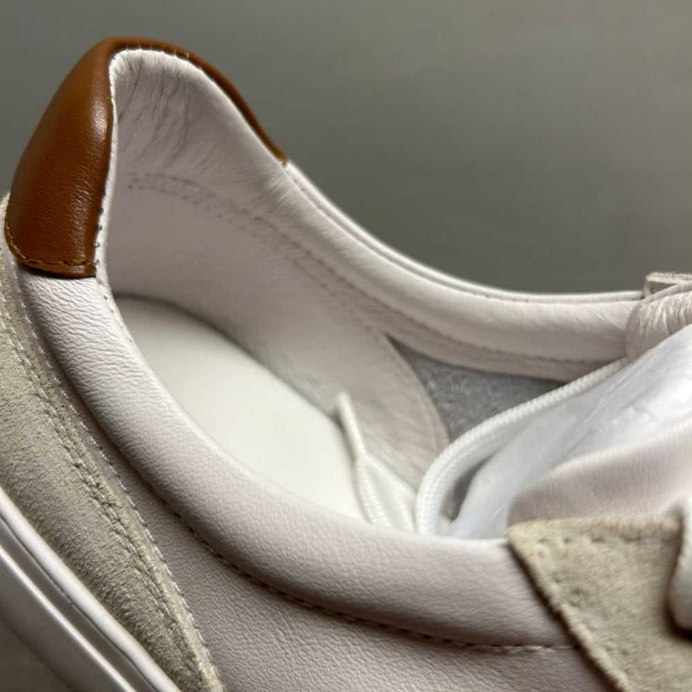 New white leather sports shoes, stylish and casual. Men's low-top breathable shoes.