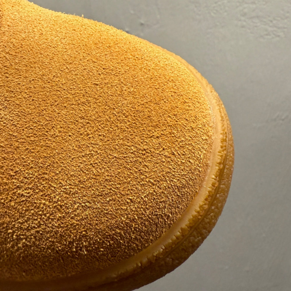 The new men's wool casual shoes are made of durable materials and are crafted from thick wool.