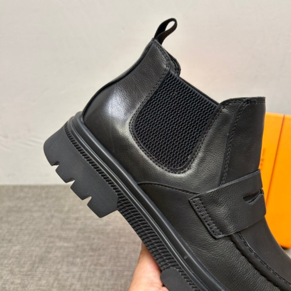 New high-top sports shoes - Premium leather casual shoes for men. Premium leather men's boots.