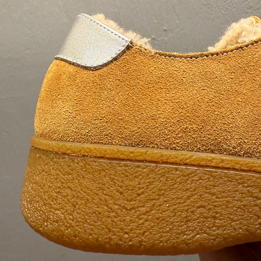 The new men's wool casual shoes are made of durable materials and are crafted from thick wool.