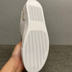 New white leather sports shoes, stylish and casual. Men's low-top breathable shoes.