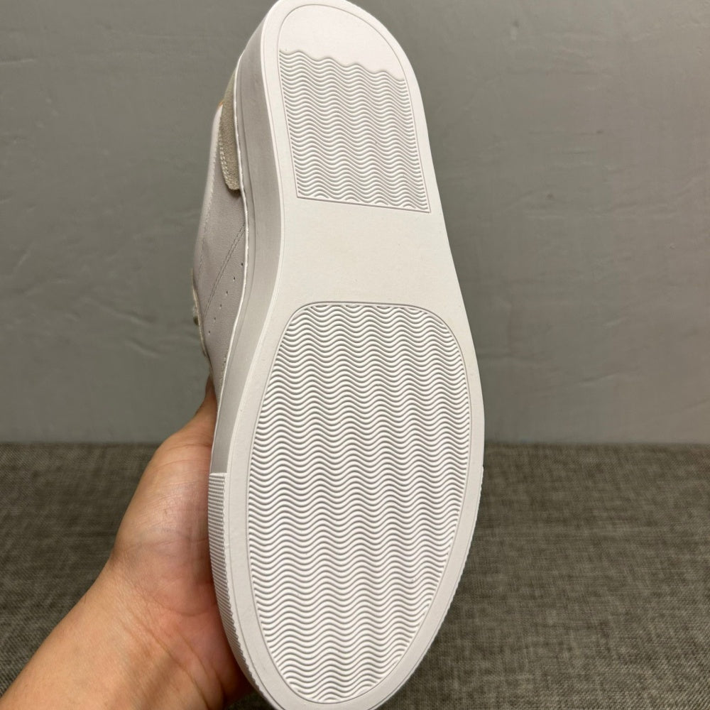 New white leather sports shoes, stylish and casual. Men's low-top breathable shoes.