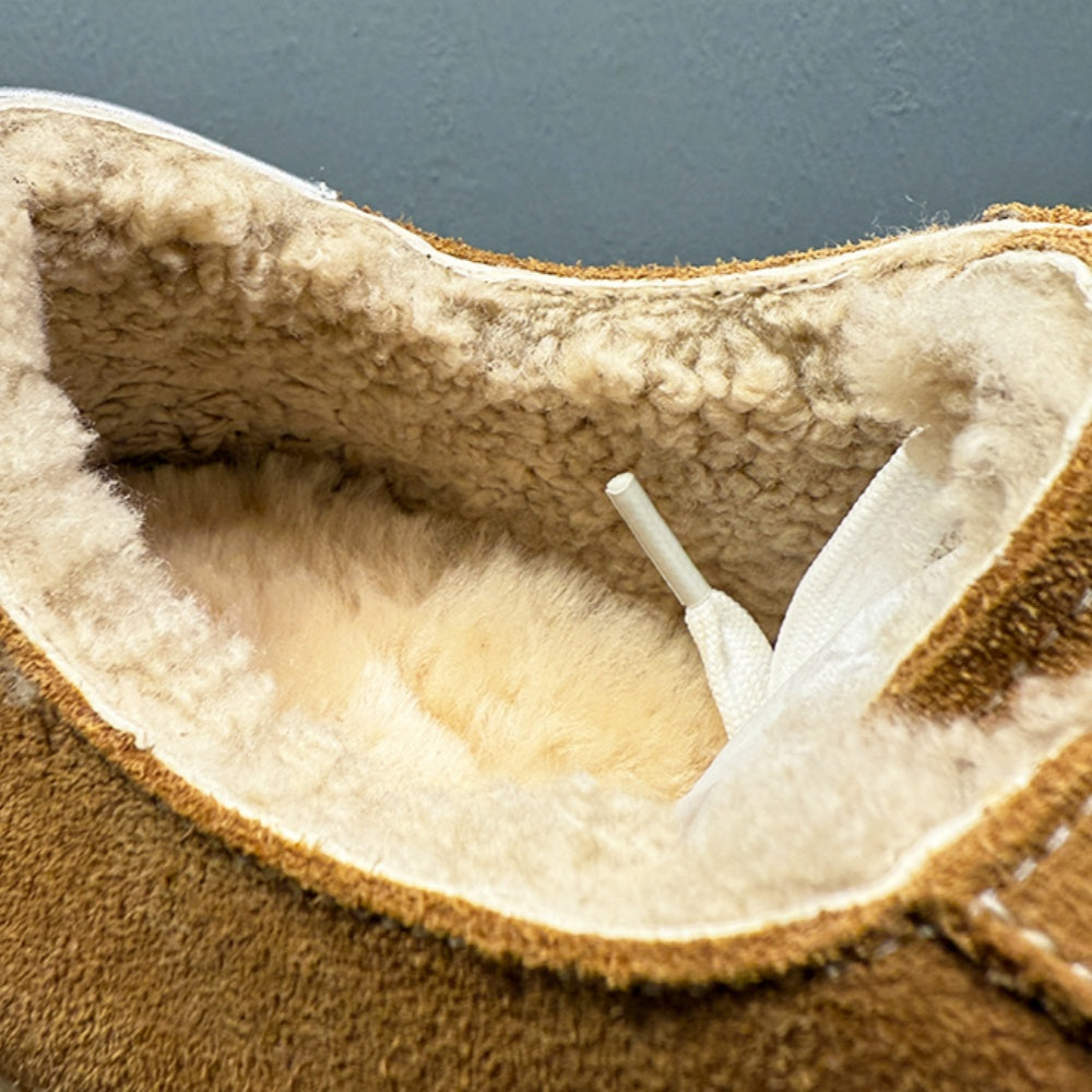 The new men's wool casual shoes are made of durable materials and are crafted from thick wool.