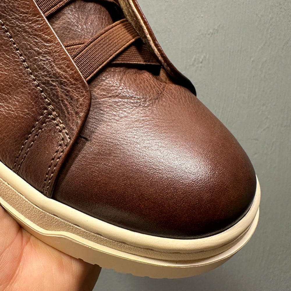 Leather-made sports shoes come in various styles, are lightweight and comfortable, and are fashionable.