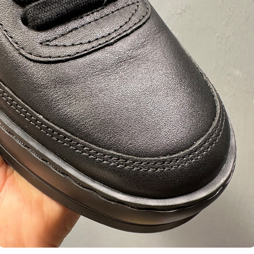 Made of leather material. Soft and comfortable casual shoes with elastic soles. Leather shoes