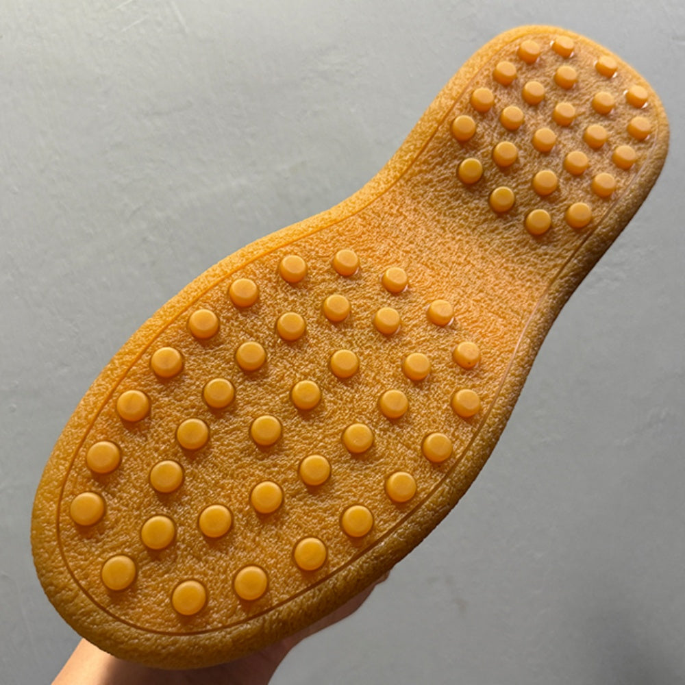 The new men's wool casual shoes are made of durable materials and are crafted from thick wool.