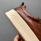 Leather-made sports shoes come in various styles, are lightweight and comfortable, and are fashionable.