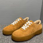 The new men's wool casual shoes are made of durable materials and are crafted from thick wool.