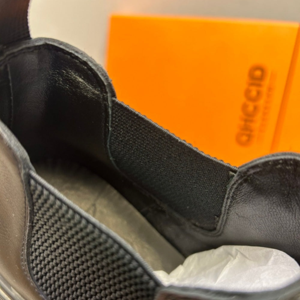 New high-top sports shoes - Premium leather casual shoes for men. Premium leather men's boots.