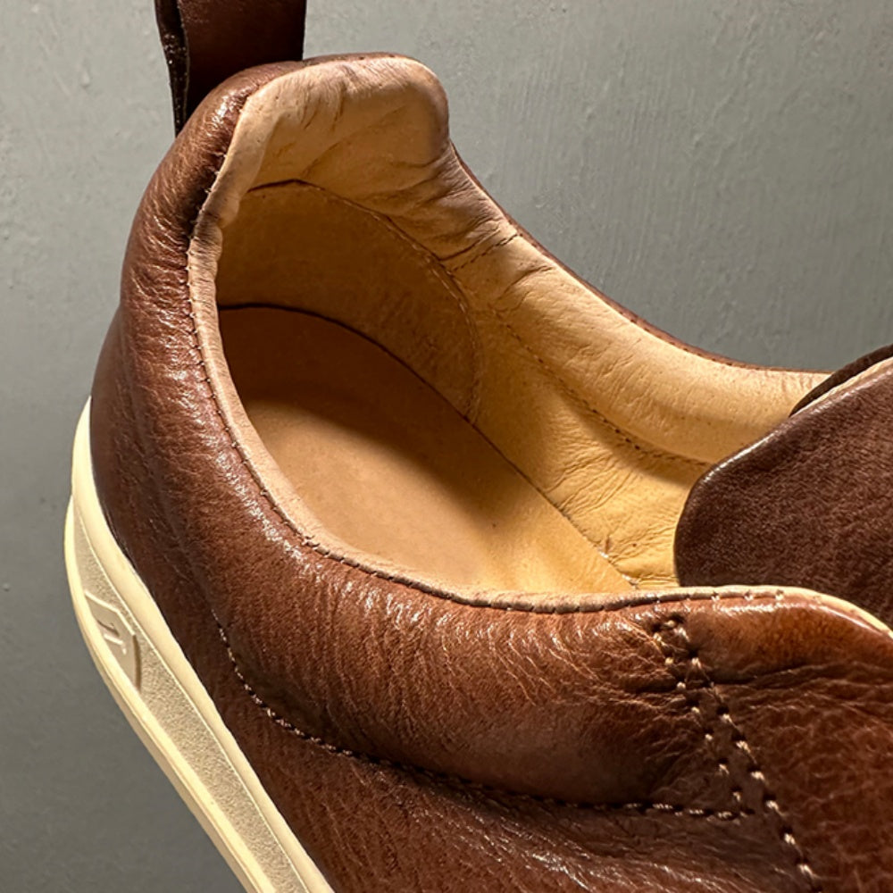 Leather-made sports shoes come in various styles, are lightweight and comfortable, and are fashionable.