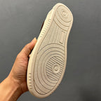 Leather-made sports shoes come in various styles, are lightweight and comfortable, and are fashionable.