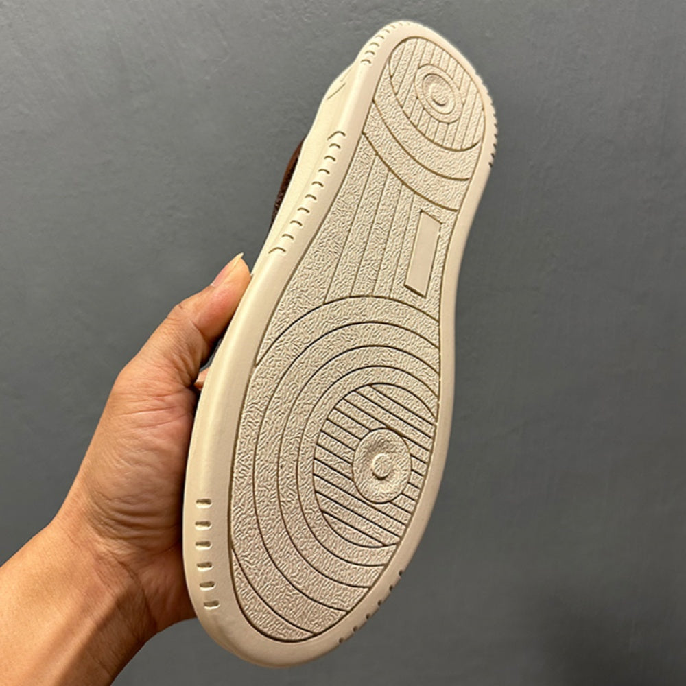 Leather-made sports shoes come in various styles, are lightweight and comfortable, and are fashionable.