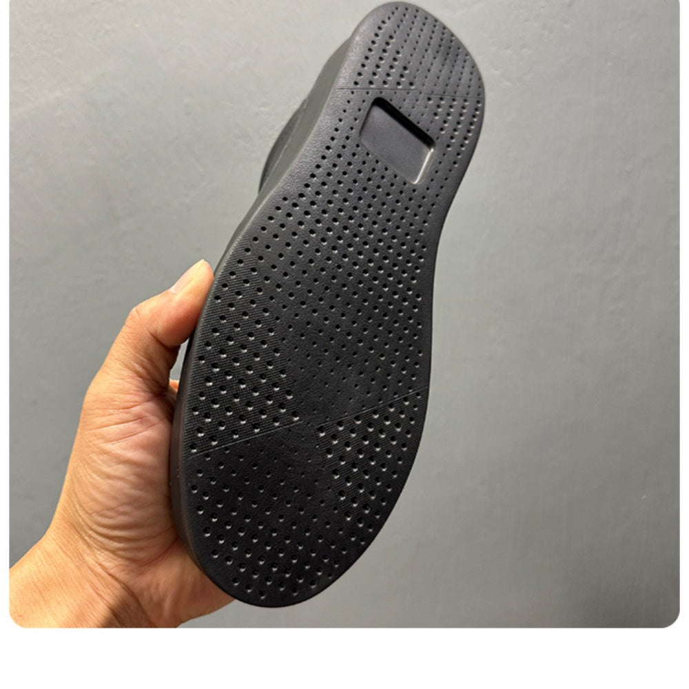 Made of leather material. Soft and comfortable casual shoes with elastic soles. Leather shoes