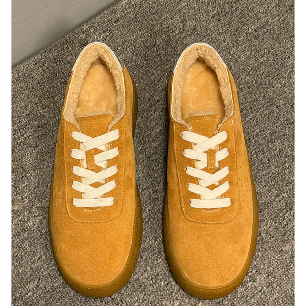 The new men's wool casual shoes are made of durable materials and are crafted from thick wool.