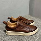Leather-made sports shoes come in various styles, are lightweight and comfortable, and are fashionable.