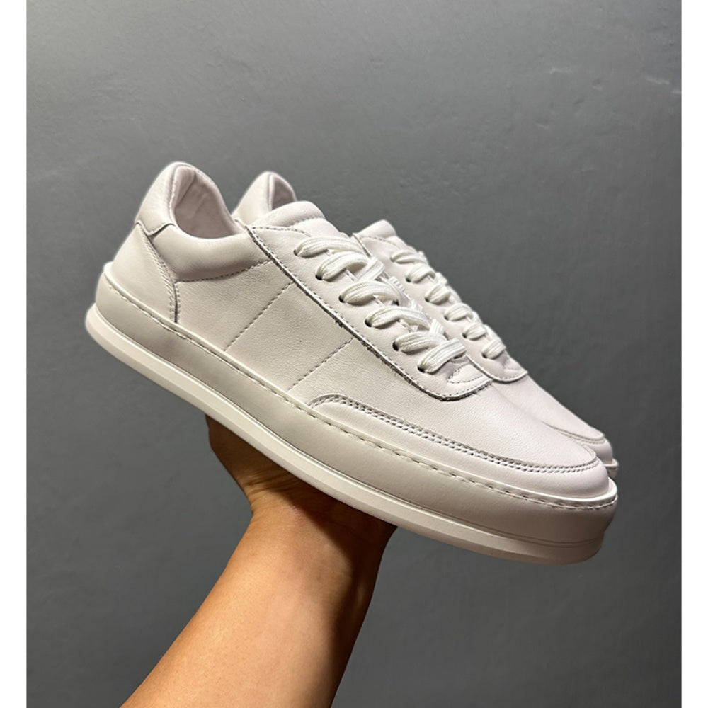 Made of leather material. Soft and comfortable casual shoes with elastic soles. Leather shoes