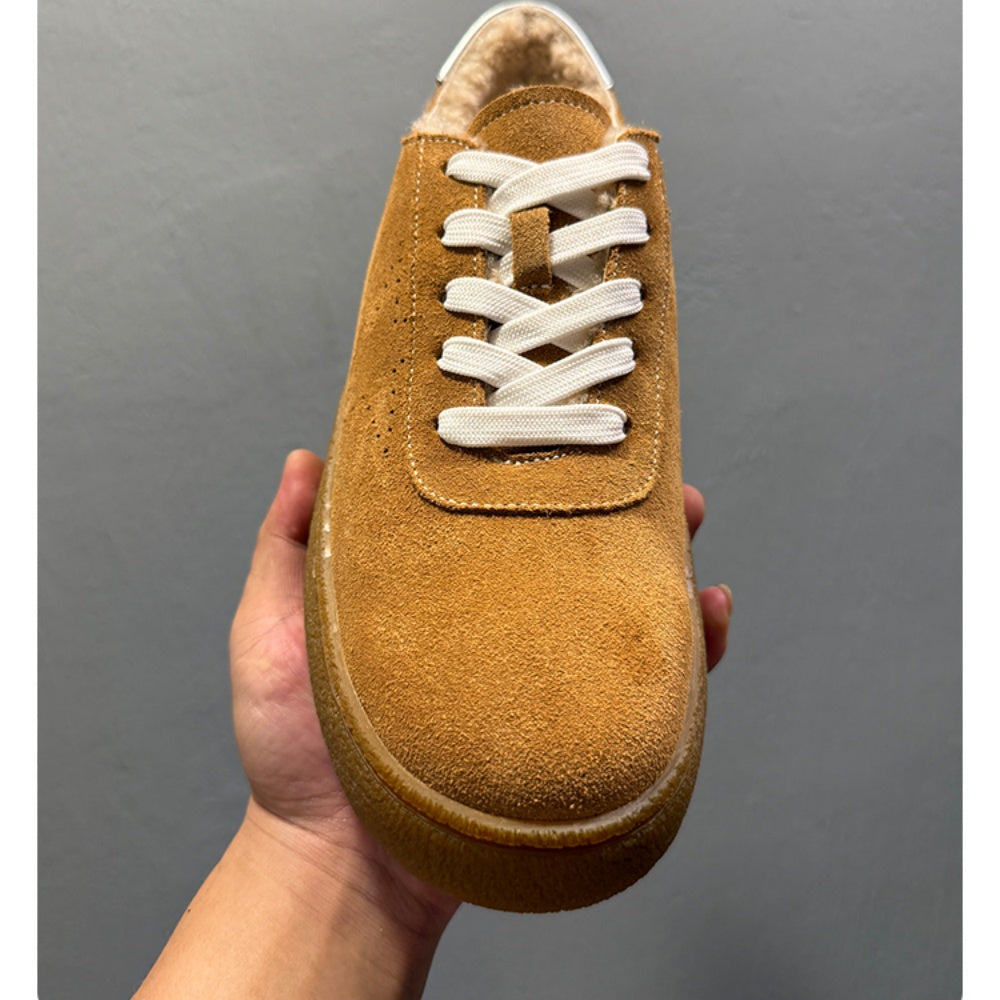 The new men's wool casual shoes are made of durable materials and are crafted from thick wool.