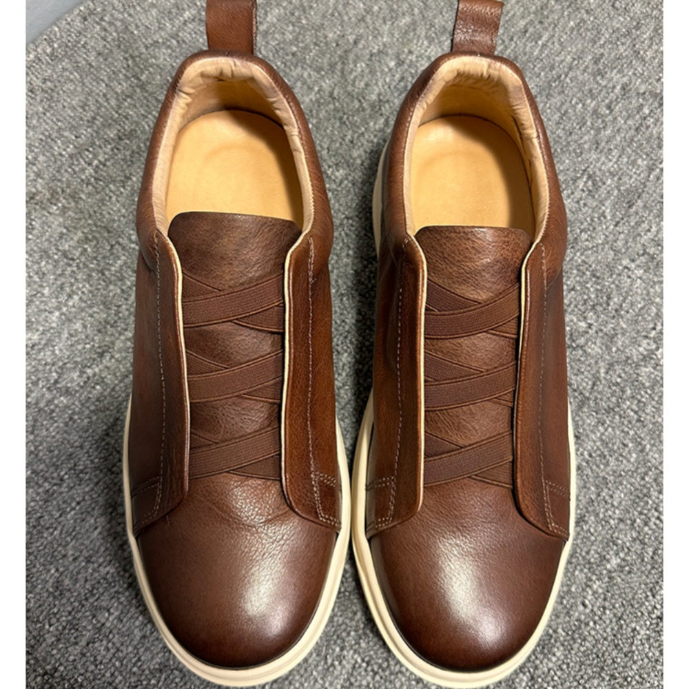 Leather-made sports shoes come in various styles, are lightweight and comfortable, and are fashionable.