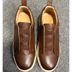 Leather-made sports shoes come in various styles, are lightweight and comfortable, and are fashionable.