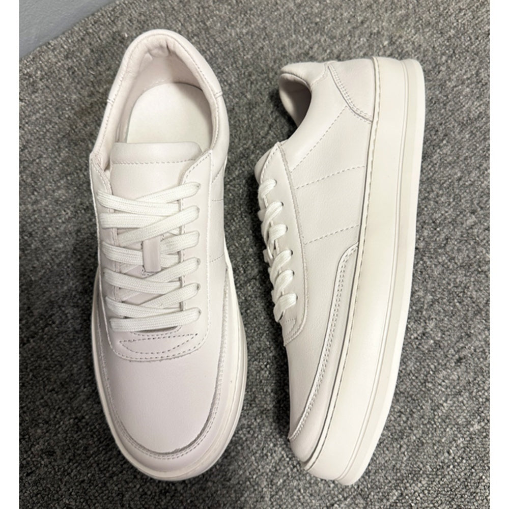 Made of leather material. Soft and comfortable casual shoes with elastic soles. Leather shoes