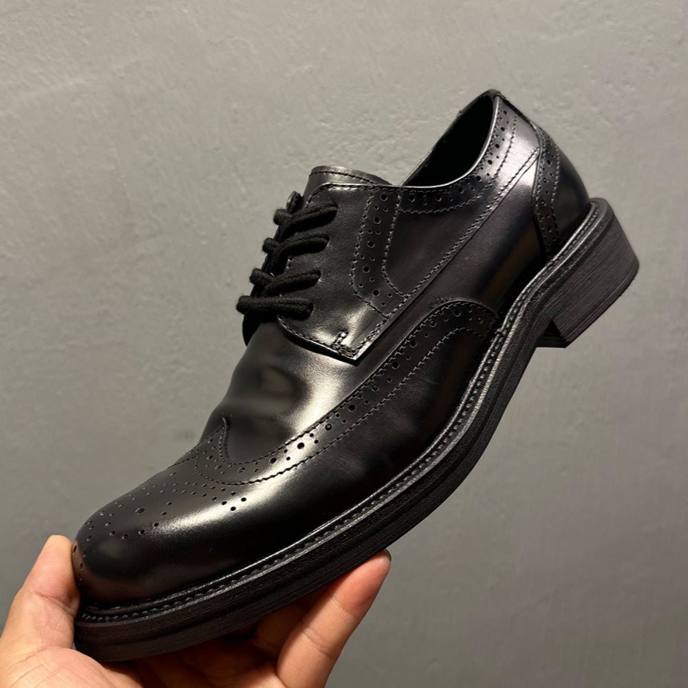 Leather retro engraving style men's business formal shoes. Made of top-quality genuine leather.